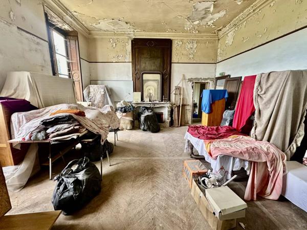 Château du XVIIIe siècle partiellement réhabilité, disposant d’un parc boisé de 2 hectares et d’une dépendance déjà réhabilitée.