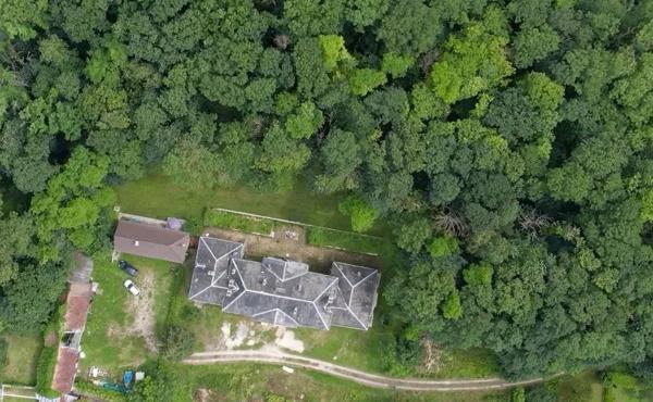 Château du XVIIIe siècle partiellement réhabilité, disposant d’un parc boisé de 2 hectares et d’une dépendance déjà réhabilitée.