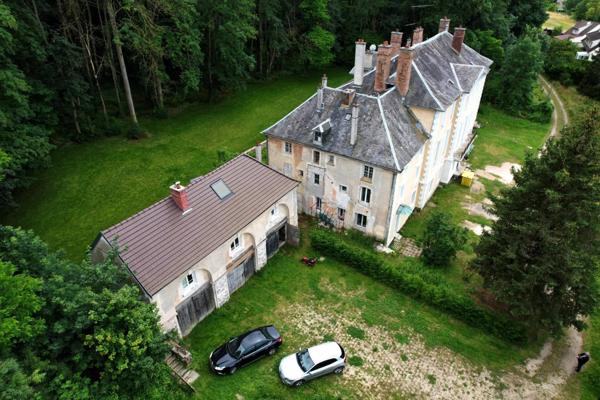 Château du XVIIIe siècle partiellement réhabilité, disposant d’un parc boisé de 2 hectares et d’une dépendance déjà réhabilitée.