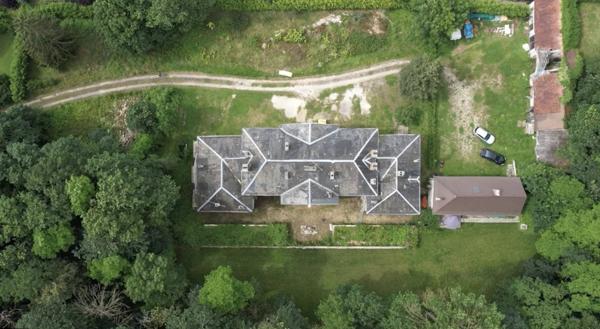 Château du XVIIIe siècle partiellement réhabilité, disposant d’un parc boisé de 2 hectares et d’une dépendance déjà réhabilitée.