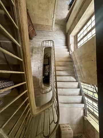 Château du XVIIIe siècle partiellement réhabilité, disposant d’un parc boisé de 2 hectares et d’une dépendance déjà réhabilitée.