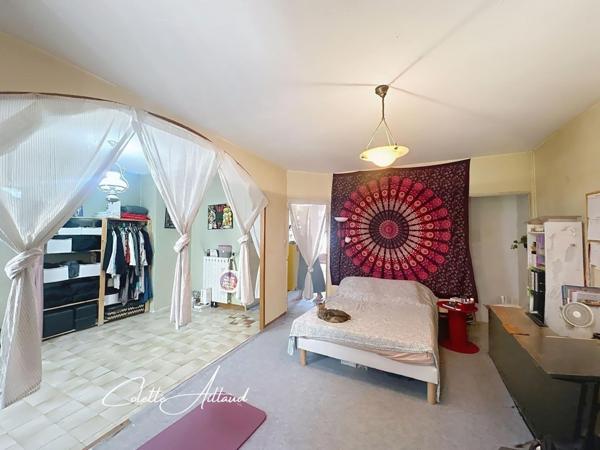 Maison de charme à rénover dans le village de Rousset