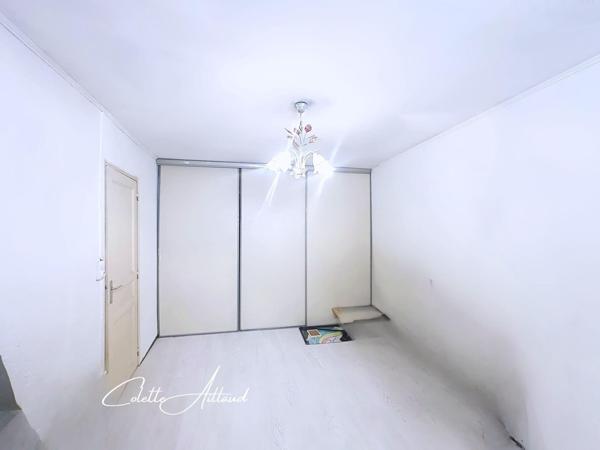 Maison de charme à rénover dans le village de Rousset