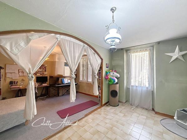 Maison de charme à rénover dans le village de Rousset