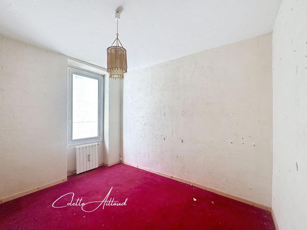 Maison de charme à rénover dans le village de Rousset