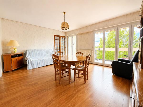 Et si votre futur appartement cochait enfin toutes les cases ?

Au 8ᵉ et dernier étage d’une résidence avec ascenseur à La Roche-sur-Yon, découvrez ce spacieux appartement traversant de 90 m² où lumière, volumes et fonctionnalité se rencontrent parfaitement.

Dès l’entrée, une véritable sensation d’espace s’installe. Le séjour baigné de lumière profite d’une exposition Ouest idéale et s’ouvre sur un agréable balcon avec vue dégagée, sans vis-à-vis direct. Un espace parfait pour profiter du calme en fin de journée, prendre un café au soleil ou simplement respirer au-dessus de la ville.

La cuisine indépendante aménagée offre un volume confortable pour les repas du quotidien et conserve un vrai potentiel de modernisation selon vos envies.

Côté nuit, l’appartement propose trois belles chambres, un espace bureau/dressing avec rangements, une salle d’eau fonctionnelle ainsi qu’un WC indépendant.

L’ensemble a toujours été particulièrement bien entretenu et dégage une atmosphère saine et chaleureuse. Quelques travaux de mise au goût du jour permettront facilement de révéler tout le potentiel du bien et d’en faire un appartement moderne et personnalisé.

Les atouts qui font la différence :
• Dernier étage
• Appartement traversant et lumineux
• Balcon exposé Ouest avec vue dégagée
• Très beaux volumes
• Nombreux rangements
• Cave privative
• Place de parking privative
• Commerces, écoles et transports accessibles à pied

Ascenseur jusqu’au 7ᵉ étage puis accès par un étage d’escalier.

Un appartement rare sur le secteur pour les acquéreurs recherchant de l’espace, de la lumière et un vrai potentiel d’évolution.

Copropriété de 228 lots – aucune procédure en cours.
Charges : environ 143 € / mois.
DPE : D – GES : D.