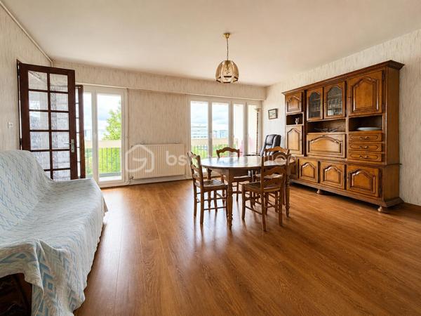 Et si votre futur appartement cochait enfin toutes les cases ?

Au 8ᵉ et dernier étage d’une résidence avec ascenseur à La Roche-sur-Yon, découvrez ce spacieux appartement traversant de 90 m² où lumière, volumes et fonctionnalité se rencontrent parfaitement.

Dès l’entrée, une véritable sensation d’espace s’installe. Le séjour baigné de lumière profite d’une exposition Ouest idéale et s’ouvre sur un agréable balcon avec vue dégagée, sans vis-à-vis direct. Un espace parfait pour profiter du calme en fin de journée, prendre un café au soleil ou simplement respirer au-dessus de la ville.

La cuisine indépendante aménagée offre un volume confortable pour les repas du quotidien et conserve un vrai potentiel de modernisation selon vos envies.

Côté nuit, l’appartement propose trois belles chambres, un espace bureau/dressing avec rangements, une salle d’eau fonctionnelle ainsi qu’un WC indépendant.

L’ensemble a toujours été particulièrement bien entretenu et dégage une atmosphère saine et chaleureuse. Quelques travaux de mise au goût du jour permettront facilement de révéler tout le potentiel du bien et d’en faire un appartement moderne et personnalisé.

Les atouts qui font la différence :
• Dernier étage
• Appartement traversant et lumineux
• Balcon exposé Ouest avec vue dégagée
• Très beaux volumes
• Nombreux rangements
• Cave privative
• Place de parking privative
• Commerces, écoles et transports accessibles à pied

Ascenseur jusqu’au 7ᵉ étage puis accès par un étage d’escalier.

Un appartement rare sur le secteur pour les acquéreurs recherchant de l’espace, de la lumière et un vrai potentiel d’évolution.

Copropriété de 228 lots – aucune procédure en cours.
Charges : environ 143 € / mois.
DPE : D – GES : D.