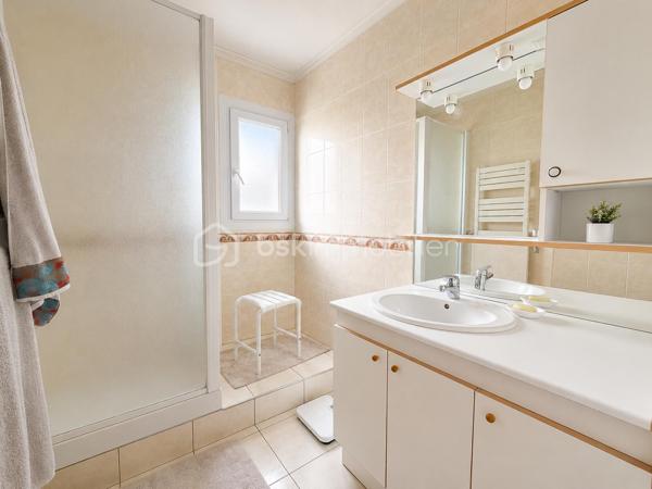 Et si votre futur appartement cochait enfin toutes les cases ?

Au 8ᵉ et dernier étage d’une résidence avec ascenseur à La Roche-sur-Yon, découvrez ce spacieux appartement traversant de 90 m² où lumière, volumes et fonctionnalité se rencontrent parfaitement.

Dès l’entrée, une véritable sensation d’espace s’installe. Le séjour baigné de lumière profite d’une exposition Ouest idéale et s’ouvre sur un agréable balcon avec vue dégagée, sans vis-à-vis direct. Un espace parfait pour profiter du calme en fin de journée, prendre un café au soleil ou simplement respirer au-dessus de la ville.

La cuisine indépendante aménagée offre un volume confortable pour les repas du quotidien et conserve un vrai potentiel de modernisation selon vos envies.

Côté nuit, l’appartement propose trois belles chambres, un espace bureau/dressing avec rangements, une salle d’eau fonctionnelle ainsi qu’un WC indépendant.

L’ensemble a toujours été particulièrement bien entretenu et dégage une atmosphère saine et chaleureuse. Quelques travaux de mise au goût du jour permettront facilement de révéler tout le potentiel du bien et d’en faire un appartement moderne et personnalisé.

Les atouts qui font la différence :
• Dernier étage
• Appartement traversant et lumineux
• Balcon exposé Ouest avec vue dégagée
• Très beaux volumes
• Nombreux rangements
• Cave privative
• Place de parking privative
• Commerces, écoles et transports accessibles à pied

Ascenseur jusqu’au 7ᵉ étage puis accès par un étage d’escalier.

Un appartement rare sur le secteur pour les acquéreurs recherchant de l’espace, de la lumière et un vrai potentiel d’évolution.

Copropriété de 228 lots – aucune procédure en cours.
Charges : environ 143 € / mois.
DPE : D – GES : D.