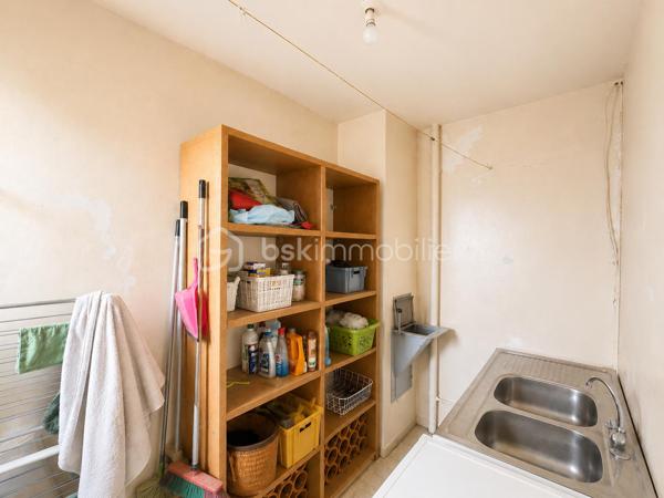 Et si votre futur appartement cochait enfin toutes les cases ?

Au 8ᵉ et dernier étage d’une résidence avec ascenseur à La Roche-sur-Yon, découvrez ce spacieux appartement traversant de 90 m² où lumière, volumes et fonctionnalité se rencontrent parfaitement.

Dès l’entrée, une véritable sensation d’espace s’installe. Le séjour baigné de lumière profite d’une exposition Ouest idéale et s’ouvre sur un agréable balcon avec vue dégagée, sans vis-à-vis direct. Un espace parfait pour profiter du calme en fin de journée, prendre un café au soleil ou simplement respirer au-dessus de la ville.

La cuisine indépendante aménagée offre un volume confortable pour les repas du quotidien et conserve un vrai potentiel de modernisation selon vos envies.

Côté nuit, l’appartement propose trois belles chambres, un espace bureau/dressing avec rangements, une salle d’eau fonctionnelle ainsi qu’un WC indépendant.

L’ensemble a toujours été particulièrement bien entretenu et dégage une atmosphère saine et chaleureuse. Quelques travaux de mise au goût du jour permettront facilement de révéler tout le potentiel du bien et d’en faire un appartement moderne et personnalisé.

Les atouts qui font la différence :
• Dernier étage
• Appartement traversant et lumineux
• Balcon exposé Ouest avec vue dégagée
• Très beaux volumes
• Nombreux rangements
• Cave privative
• Place de parking privative
• Commerces, écoles et transports accessibles à pied

Ascenseur jusqu’au 7ᵉ étage puis accès par un étage d’escalier.

Un appartement rare sur le secteur pour les acquéreurs recherchant de l’espace, de la lumière et un vrai potentiel d’évolution.

Copropriété de 228 lots – aucune procédure en cours.
Charges : environ 143 € / mois.
DPE : D – GES : D.