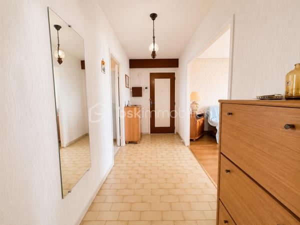 Et si votre futur appartement cochait enfin toutes les cases ?

Au 8ᵉ et dernier étage d’une résidence avec ascenseur à La Roche-sur-Yon, découvrez ce spacieux appartement traversant de 90 m² où lumière, volumes et fonctionnalité se rencontrent parfaitement.

Dès l’entrée, une véritable sensation d’espace s’installe. Le séjour baigné de lumière profite d’une exposition Ouest idéale et s’ouvre sur un agréable balcon avec vue dégagée, sans vis-à-vis direct. Un espace parfait pour profiter du calme en fin de journée, prendre un café au soleil ou simplement respirer au-dessus de la ville.

La cuisine indépendante aménagée offre un volume confortable pour les repas du quotidien et conserve un vrai potentiel de modernisation selon vos envies.

Côté nuit, l’appartement propose trois belles chambres, un espace bureau/dressing avec rangements, une salle d’eau fonctionnelle ainsi qu’un WC indépendant.

L’ensemble a toujours été particulièrement bien entretenu et dégage une atmosphère saine et chaleureuse. Quelques travaux de mise au goût du jour permettront facilement de révéler tout le potentiel du bien et d’en faire un appartement moderne et personnalisé.

Les atouts qui font la différence :
• Dernier étage
• Appartement traversant et lumineux
• Balcon exposé Ouest avec vue dégagée
• Très beaux volumes
• Nombreux rangements
• Cave privative
• Place de parking privative
• Commerces, écoles et transports accessibles à pied

Ascenseur jusqu’au 7ᵉ étage puis accès par un étage d’escalier.

Un appartement rare sur le secteur pour les acquéreurs recherchant de l’espace, de la lumière et un vrai potentiel d’évolution.

Copropriété de 228 lots – aucune procédure en cours.
Charges : environ 143 € / mois.
DPE : D – GES : D.