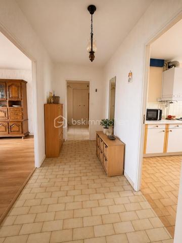 Et si votre futur appartement cochait enfin toutes les cases ?

Au 8ᵉ et dernier étage d’une résidence avec ascenseur à La Roche-sur-Yon, découvrez ce spacieux appartement traversant de 90 m² où lumière, volumes et fonctionnalité se rencontrent parfaitement.

Dès l’entrée, une véritable sensation d’espace s’installe. Le séjour baigné de lumière profite d’une exposition Ouest idéale et s’ouvre sur un agréable balcon avec vue dégagée, sans vis-à-vis direct. Un espace parfait pour profiter du calme en fin de journée, prendre un café au soleil ou simplement respirer au-dessus de la ville.

La cuisine indépendante aménagée offre un volume confortable pour les repas du quotidien et conserve un vrai potentiel de modernisation selon vos envies.

Côté nuit, l’appartement propose trois belles chambres, un espace bureau/dressing avec rangements, une salle d’eau fonctionnelle ainsi qu’un WC indépendant.

L’ensemble a toujours été particulièrement bien entretenu et dégage une atmosphère saine et chaleureuse. Quelques travaux de mise au goût du jour permettront facilement de révéler tout le potentiel du bien et d’en faire un appartement moderne et personnalisé.

Les atouts qui font la différence :
• Dernier étage
• Appartement traversant et lumineux
• Balcon exposé Ouest avec vue dégagée
• Très beaux volumes
• Nombreux rangements
• Cave privative
• Place de parking privative
• Commerces, écoles et transports accessibles à pied

Ascenseur jusqu’au 7ᵉ étage puis accès par un étage d’escalier.

Un appartement rare sur le secteur pour les acquéreurs recherchant de l’espace, de la lumière et un vrai potentiel d’évolution.

Copropriété de 228 lots – aucune procédure en cours.
Charges : environ 143 € / mois.
DPE : D – GES : D.
