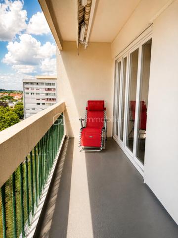 Et si votre futur appartement cochait enfin toutes les cases ?

Au 8ᵉ et dernier étage d’une résidence avec ascenseur à La Roche-sur-Yon, découvrez ce spacieux appartement traversant de 90 m² où lumière, volumes et fonctionnalité se rencontrent parfaitement.

Dès l’entrée, une véritable sensation d’espace s’installe. Le séjour baigné de lumière profite d’une exposition Ouest idéale et s’ouvre sur un agréable balcon avec vue dégagée, sans vis-à-vis direct. Un espace parfait pour profiter du calme en fin de journée, prendre un café au soleil ou simplement respirer au-dessus de la ville.

La cuisine indépendante aménagée offre un volume confortable pour les repas du quotidien et conserve un vrai potentiel de modernisation selon vos envies.

Côté nuit, l’appartement propose trois belles chambres, un espace bureau/dressing avec rangements, une salle d’eau fonctionnelle ainsi qu’un WC indépendant.

L’ensemble a toujours été particulièrement bien entretenu et dégage une atmosphère saine et chaleureuse. Quelques travaux de mise au goût du jour permettront facilement de révéler tout le potentiel du bien et d’en faire un appartement moderne et personnalisé.

Les atouts qui font la différence :
• Dernier étage
• Appartement traversant et lumineux
• Balcon exposé Ouest avec vue dégagée
• Très beaux volumes
• Nombreux rangements
• Cave privative
• Place de parking privative
• Commerces, écoles et transports accessibles à pied

Ascenseur jusqu’au 7ᵉ étage puis accès par un étage d’escalier.

Un appartement rare sur le secteur pour les acquéreurs recherchant de l’espace, de la lumière et un vrai potentiel d’évolution.

Copropriété de 228 lots – aucune procédure en cours.
Charges : environ 143 € / mois.
DPE : D – GES : D.