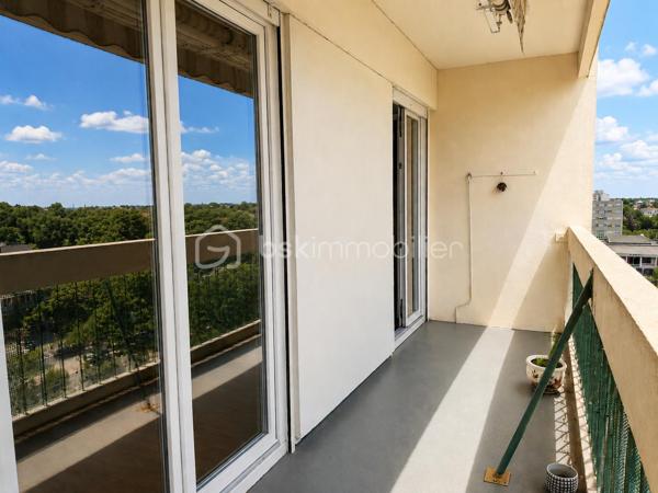 Et si votre futur appartement cochait enfin toutes les cases ?

Au 8ᵉ et dernier étage d’une résidence avec ascenseur à La Roche-sur-Yon, découvrez ce spacieux appartement traversant de 90 m² où lumière, volumes et fonctionnalité se rencontrent parfaitement.

Dès l’entrée, une véritable sensation d’espace s’installe. Le séjour baigné de lumière profite d’une exposition Ouest idéale et s’ouvre sur un agréable balcon avec vue dégagée, sans vis-à-vis direct. Un espace parfait pour profiter du calme en fin de journée, prendre un café au soleil ou simplement respirer au-dessus de la ville.

La cuisine indépendante aménagée offre un volume confortable pour les repas du quotidien et conserve un vrai potentiel de modernisation selon vos envies.

Côté nuit, l’appartement propose trois belles chambres, un espace bureau/dressing avec rangements, une salle d’eau fonctionnelle ainsi qu’un WC indépendant.

L’ensemble a toujours été particulièrement bien entretenu et dégage une atmosphère saine et chaleureuse. Quelques travaux de mise au goût du jour permettront facilement de révéler tout le potentiel du bien et d’en faire un appartement moderne et personnalisé.

Les atouts qui font la différence :
• Dernier étage
• Appartement traversant et lumineux
• Balcon exposé Ouest avec vue dégagée
• Très beaux volumes
• Nombreux rangements
• Cave privative
• Place de parking privative
• Commerces, écoles et transports accessibles à pied

Ascenseur jusqu’au 7ᵉ étage puis accès par un étage d’escalier.

Un appartement rare sur le secteur pour les acquéreurs recherchant de l’espace, de la lumière et un vrai potentiel d’évolution.

Copropriété de 228 lots – aucune procédure en cours.
Charges : environ 143 € / mois.
DPE : D – GES : D.