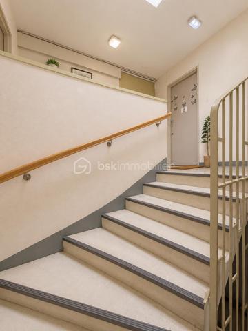 Et si votre futur appartement cochait enfin toutes les cases ?

Au 8ᵉ et dernier étage d’une résidence avec ascenseur à La Roche-sur-Yon, découvrez ce spacieux appartement traversant de 90 m² où lumière, volumes et fonctionnalité se rencontrent parfaitement.

Dès l’entrée, une véritable sensation d’espace s’installe. Le séjour baigné de lumière profite d’une exposition Ouest idéale et s’ouvre sur un agréable balcon avec vue dégagée, sans vis-à-vis direct. Un espace parfait pour profiter du calme en fin de journée, prendre un café au soleil ou simplement respirer au-dessus de la ville.

La cuisine indépendante aménagée offre un volume confortable pour les repas du quotidien et conserve un vrai potentiel de modernisation selon vos envies.

Côté nuit, l’appartement propose trois belles chambres, un espace bureau/dressing avec rangements, une salle d’eau fonctionnelle ainsi qu’un WC indépendant.

L’ensemble a toujours été particulièrement bien entretenu et dégage une atmosphère saine et chaleureuse. Quelques travaux de mise au goût du jour permettront facilement de révéler tout le potentiel du bien et d’en faire un appartement moderne et personnalisé.

Les atouts qui font la différence :
• Dernier étage
• Appartement traversant et lumineux
• Balcon exposé Ouest avec vue dégagée
• Très beaux volumes
• Nombreux rangements
• Cave privative
• Place de parking privative
• Commerces, écoles et transports accessibles à pied

Ascenseur jusqu’au 7ᵉ étage puis accès par un étage d’escalier.

Un appartement rare sur le secteur pour les acquéreurs recherchant de l’espace, de la lumière et un vrai potentiel d’évolution.

Copropriété de 228 lots – aucune procédure en cours.
Charges : environ 143 € / mois.
DPE : D – GES : D.