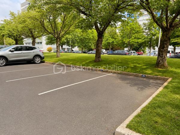 Et si votre futur appartement cochait enfin toutes les cases ?

Au 8ᵉ et dernier étage d’une résidence avec ascenseur à La Roche-sur-Yon, découvrez ce spacieux appartement traversant de 90 m² où lumière, volumes et fonctionnalité se rencontrent parfaitement.

Dès l’entrée, une véritable sensation d’espace s’installe. Le séjour baigné de lumière profite d’une exposition Ouest idéale et s’ouvre sur un agréable balcon avec vue dégagée, sans vis-à-vis direct. Un espace parfait pour profiter du calme en fin de journée, prendre un café au soleil ou simplement respirer au-dessus de la ville.

La cuisine indépendante aménagée offre un volume confortable pour les repas du quotidien et conserve un vrai potentiel de modernisation selon vos envies.

Côté nuit, l’appartement propose trois belles chambres, un espace bureau/dressing avec rangements, une salle d’eau fonctionnelle ainsi qu’un WC indépendant.

L’ensemble a toujours été particulièrement bien entretenu et dégage une atmosphère saine et chaleureuse. Quelques travaux de mise au goût du jour permettront facilement de révéler tout le potentiel du bien et d’en faire un appartement moderne et personnalisé.

Les atouts qui font la différence :
• Dernier étage
• Appartement traversant et lumineux
• Balcon exposé Ouest avec vue dégagée
• Très beaux volumes
• Nombreux rangements
• Cave privative
• Place de parking privative
• Commerces, écoles et transports accessibles à pied

Ascenseur jusqu’au 7ᵉ étage puis accès par un étage d’escalier.

Un appartement rare sur le secteur pour les acquéreurs recherchant de l’espace, de la lumière et un vrai potentiel d’évolution.

Copropriété de 228 lots – aucune procédure en cours.
Charges : environ 143 € / mois.
DPE : D – GES : D.