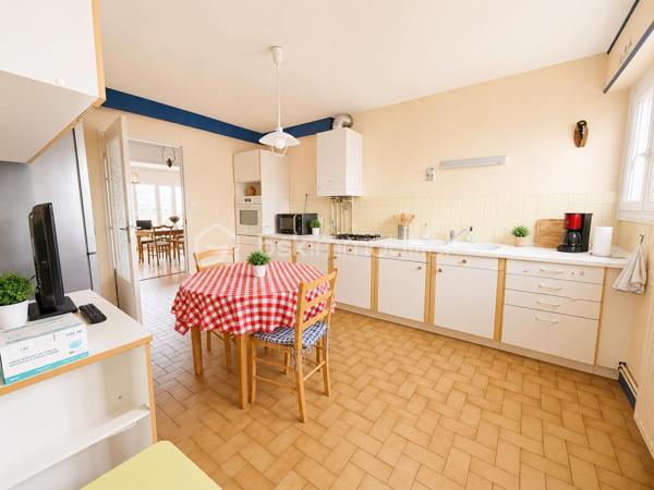 Et si votre futur appartement cochait enfin toutes les cases ?

Au 8ᵉ et dernier étage d’une résidence avec ascenseur à La Roche-sur-Yon, découvrez ce spacieux appartement traversant de 90 m² où lumière, volumes et fonctionnalité se rencontrent parfaitement.

Dès l’entrée, une véritable sensation d’espace s’installe. Le séjour baigné de lumière profite d’une exposition Ouest idéale et s’ouvre sur un agréable balcon avec vue dégagée, sans vis-à-vis direct. Un espace parfait pour profiter du calme en fin de journée, prendre un café au soleil ou simplement respirer au-dessus de la ville.

La cuisine indépendante aménagée offre un volume confortable pour les repas du quotidien et conserve un vrai potentiel de modernisation selon vos envies.

Côté nuit, l’appartement propose trois belles chambres, un espace bureau/dressing avec rangements, une salle d’eau fonctionnelle ainsi qu’un WC indépendant.

L’ensemble a toujours été particulièrement bien entretenu et dégage une atmosphère saine et chaleureuse. Quelques travaux de mise au goût du jour permettront facilement de révéler tout le potentiel du bien et d’en faire un appartement moderne et personnalisé.

Les atouts qui font la différence :
• Dernier étage
• Appartement traversant et lumineux
• Balcon exposé Ouest avec vue dégagée
• Très beaux volumes
• Nombreux rangements
• Cave privative
• Place de parking privative
• Commerces, écoles et transports accessibles à pied

Ascenseur jusqu’au 7ᵉ étage puis accès par un étage d’escalier.

Un appartement rare sur le secteur pour les acquéreurs recherchant de l’espace, de la lumière et un vrai potentiel d’évolution.

Copropriété de 228 lots – aucune procédure en cours.
Charges : environ 143 € / mois.
DPE : D – GES : D.