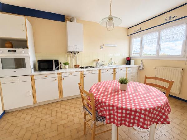 Et si votre futur appartement cochait enfin toutes les cases ?

Au 8ᵉ et dernier étage d’une résidence avec ascenseur à La Roche-sur-Yon, découvrez ce spacieux appartement traversant de 90 m² où lumière, volumes et fonctionnalité se rencontrent parfaitement.

Dès l’entrée, une véritable sensation d’espace s’installe. Le séjour baigné de lumière profite d’une exposition Ouest idéale et s’ouvre sur un agréable balcon avec vue dégagée, sans vis-à-vis direct. Un espace parfait pour profiter du calme en fin de journée, prendre un café au soleil ou simplement respirer au-dessus de la ville.

La cuisine indépendante aménagée offre un volume confortable pour les repas du quotidien et conserve un vrai potentiel de modernisation selon vos envies.

Côté nuit, l’appartement propose trois belles chambres, un espace bureau/dressing avec rangements, une salle d’eau fonctionnelle ainsi qu’un WC indépendant.

L’ensemble a toujours été particulièrement bien entretenu et dégage une atmosphère saine et chaleureuse. Quelques travaux de mise au goût du jour permettront facilement de révéler tout le potentiel du bien et d’en faire un appartement moderne et personnalisé.

Les atouts qui font la différence :
• Dernier étage
• Appartement traversant et lumineux
• Balcon exposé Ouest avec vue dégagée
• Très beaux volumes
• Nombreux rangements
• Cave privative
• Place de parking privative
• Commerces, écoles et transports accessibles à pied

Ascenseur jusqu’au 7ᵉ étage puis accès par un étage d’escalier.

Un appartement rare sur le secteur pour les acquéreurs recherchant de l’espace, de la lumière et un vrai potentiel d’évolution.

Copropriété de 228 lots – aucune procédure en cours.
Charges : environ 143 € / mois.
DPE : D – GES : D.