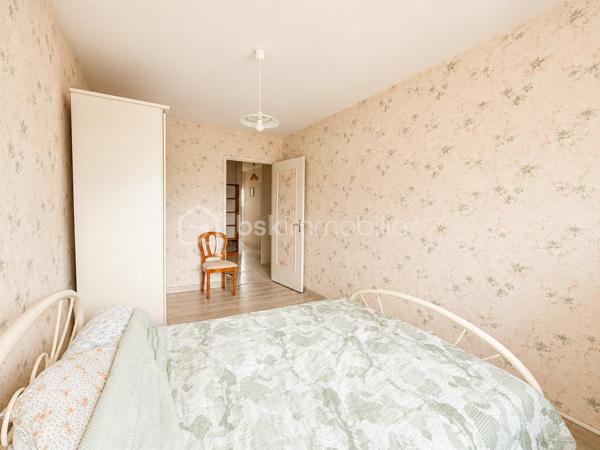 Et si votre futur appartement cochait enfin toutes les cases ?

Au 8ᵉ et dernier étage d’une résidence avec ascenseur à La Roche-sur-Yon, découvrez ce spacieux appartement traversant de 90 m² où lumière, volumes et fonctionnalité se rencontrent parfaitement.

Dès l’entrée, une véritable sensation d’espace s’installe. Le séjour baigné de lumière profite d’une exposition Ouest idéale et s’ouvre sur un agréable balcon avec vue dégagée, sans vis-à-vis direct. Un espace parfait pour profiter du calme en fin de journée, prendre un café au soleil ou simplement respirer au-dessus de la ville.

La cuisine indépendante aménagée offre un volume confortable pour les repas du quotidien et conserve un vrai potentiel de modernisation selon vos envies.

Côté nuit, l’appartement propose trois belles chambres, un espace bureau/dressing avec rangements, une salle d’eau fonctionnelle ainsi qu’un WC indépendant.

L’ensemble a toujours été particulièrement bien entretenu et dégage une atmosphère saine et chaleureuse. Quelques travaux de mise au goût du jour permettront facilement de révéler tout le potentiel du bien et d’en faire un appartement moderne et personnalisé.

Les atouts qui font la différence :
• Dernier étage
• Appartement traversant et lumineux
• Balcon exposé Ouest avec vue dégagée
• Très beaux volumes
• Nombreux rangements
• Cave privative
• Place de parking privative
• Commerces, écoles et transports accessibles à pied

Ascenseur jusqu’au 7ᵉ étage puis accès par un étage d’escalier.

Un appartement rare sur le secteur pour les acquéreurs recherchant de l’espace, de la lumière et un vrai potentiel d’évolution.

Copropriété de 228 lots – aucune procédure en cours.
Charges : environ 143 € / mois.
DPE : D – GES : D.
