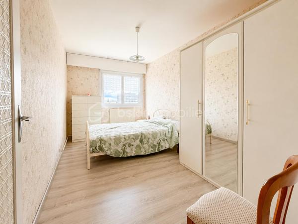 Et si votre futur appartement cochait enfin toutes les cases ?

Au 8ᵉ et dernier étage d’une résidence avec ascenseur à La Roche-sur-Yon, découvrez ce spacieux appartement traversant de 90 m² où lumière, volumes et fonctionnalité se rencontrent parfaitement.

Dès l’entrée, une véritable sensation d’espace s’installe. Le séjour baigné de lumière profite d’une exposition Ouest idéale et s’ouvre sur un agréable balcon avec vue dégagée, sans vis-à-vis direct. Un espace parfait pour profiter du calme en fin de journée, prendre un café au soleil ou simplement respirer au-dessus de la ville.

La cuisine indépendante aménagée offre un volume confortable pour les repas du quotidien et conserve un vrai potentiel de modernisation selon vos envies.

Côté nuit, l’appartement propose trois belles chambres, un espace bureau/dressing avec rangements, une salle d’eau fonctionnelle ainsi qu’un WC indépendant.

L’ensemble a toujours été particulièrement bien entretenu et dégage une atmosphère saine et chaleureuse. Quelques travaux de mise au goût du jour permettront facilement de révéler tout le potentiel du bien et d’en faire un appartement moderne et personnalisé.

Les atouts qui font la différence :
• Dernier étage
• Appartement traversant et lumineux
• Balcon exposé Ouest avec vue dégagée
• Très beaux volumes
• Nombreux rangements
• Cave privative
• Place de parking privative
• Commerces, écoles et transports accessibles à pied

Ascenseur jusqu’au 7ᵉ étage puis accès par un étage d’escalier.

Un appartement rare sur le secteur pour les acquéreurs recherchant de l’espace, de la lumière et un vrai potentiel d’évolution.

Copropriété de 228 lots – aucune procédure en cours.
Charges : environ 143 € / mois.
DPE : D – GES : D.