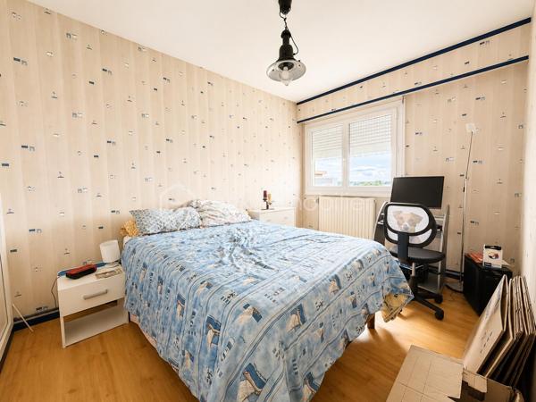 Et si votre futur appartement cochait enfin toutes les cases ?

Au 8ᵉ et dernier étage d’une résidence avec ascenseur à La Roche-sur-Yon, découvrez ce spacieux appartement traversant de 90 m² où lumière, volumes et fonctionnalité se rencontrent parfaitement.

Dès l’entrée, une véritable sensation d’espace s’installe. Le séjour baigné de lumière profite d’une exposition Ouest idéale et s’ouvre sur un agréable balcon avec vue dégagée, sans vis-à-vis direct. Un espace parfait pour profiter du calme en fin de journée, prendre un café au soleil ou simplement respirer au-dessus de la ville.

La cuisine indépendante aménagée offre un volume confortable pour les repas du quotidien et conserve un vrai potentiel de modernisation selon vos envies.

Côté nuit, l’appartement propose trois belles chambres, un espace bureau/dressing avec rangements, une salle d’eau fonctionnelle ainsi qu’un WC indépendant.

L’ensemble a toujours été particulièrement bien entretenu et dégage une atmosphère saine et chaleureuse. Quelques travaux de mise au goût du jour permettront facilement de révéler tout le potentiel du bien et d’en faire un appartement moderne et personnalisé.

Les atouts qui font la différence :
• Dernier étage
• Appartement traversant et lumineux
• Balcon exposé Ouest avec vue dégagée
• Très beaux volumes
• Nombreux rangements
• Cave privative
• Place de parking privative
• Commerces, écoles et transports accessibles à pied

Ascenseur jusqu’au 7ᵉ étage puis accès par un étage d’escalier.

Un appartement rare sur le secteur pour les acquéreurs recherchant de l’espace, de la lumière et un vrai potentiel d’évolution.

Copropriété de 228 lots – aucune procédure en cours.
Charges : environ 143 € / mois.
DPE : D – GES : D.
