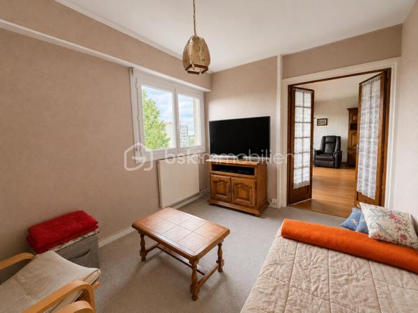 Et si votre futur appartement cochait enfin toutes les cases ?

Au 8ᵉ et dernier étage d’une résidence avec ascenseur à La Roche-sur-Yon, découvrez ce spacieux appartement traversant de 90 m² où lumière, volumes et fonctionnalité se rencontrent parfaitement.

Dès l’entrée, une véritable sensation d’espace s’installe. Le séjour baigné de lumière profite d’une exposition Ouest idéale et s’ouvre sur un agréable balcon avec vue dégagée, sans vis-à-vis direct. Un espace parfait pour profiter du calme en fin de journée, prendre un café au soleil ou simplement respirer au-dessus de la ville.

La cuisine indépendante aménagée offre un volume confortable pour les repas du quotidien et conserve un vrai potentiel de modernisation selon vos envies.

Côté nuit, l’appartement propose trois belles chambres, un espace bureau/dressing avec rangements, une salle d’eau fonctionnelle ainsi qu’un WC indépendant.

L’ensemble a toujours été particulièrement bien entretenu et dégage une atmosphère saine et chaleureuse. Quelques travaux de mise au goût du jour permettront facilement de révéler tout le potentiel du bien et d’en faire un appartement moderne et personnalisé.

Les atouts qui font la différence :
• Dernier étage
• Appartement traversant et lumineux
• Balcon exposé Ouest avec vue dégagée
• Très beaux volumes
• Nombreux rangements
• Cave privative
• Place de parking privative
• Commerces, écoles et transports accessibles à pied

Ascenseur jusqu’au 7ᵉ étage puis accès par un étage d’escalier.

Un appartement rare sur le secteur pour les acquéreurs recherchant de l’espace, de la lumière et un vrai potentiel d’évolution.

Copropriété de 228 lots – aucune procédure en cours.
Charges : environ 143 € / mois.
DPE : D – GES : D.