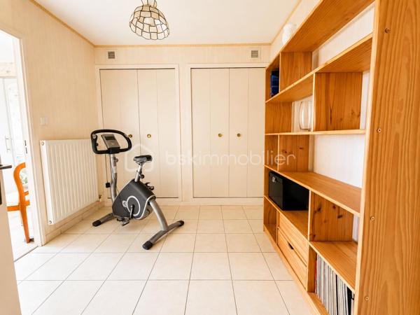 Et si votre futur appartement cochait enfin toutes les cases ?

Au 8ᵉ et dernier étage d’une résidence avec ascenseur à La Roche-sur-Yon, découvrez ce spacieux appartement traversant de 90 m² où lumière, volumes et fonctionnalité se rencontrent parfaitement.

Dès l’entrée, une véritable sensation d’espace s’installe. Le séjour baigné de lumière profite d’une exposition Ouest idéale et s’ouvre sur un agréable balcon avec vue dégagée, sans vis-à-vis direct. Un espace parfait pour profiter du calme en fin de journée, prendre un café au soleil ou simplement respirer au-dessus de la ville.

La cuisine indépendante aménagée offre un volume confortable pour les repas du quotidien et conserve un vrai potentiel de modernisation selon vos envies.

Côté nuit, l’appartement propose trois belles chambres, un espace bureau/dressing avec rangements, une salle d’eau fonctionnelle ainsi qu’un WC indépendant.

L’ensemble a toujours été particulièrement bien entretenu et dégage une atmosphère saine et chaleureuse. Quelques travaux de mise au goût du jour permettront facilement de révéler tout le potentiel du bien et d’en faire un appartement moderne et personnalisé.

Les atouts qui font la différence :
• Dernier étage
• Appartement traversant et lumineux
• Balcon exposé Ouest avec vue dégagée
• Très beaux volumes
• Nombreux rangements
• Cave privative
• Place de parking privative
• Commerces, écoles et transports accessibles à pied

Ascenseur jusqu’au 7ᵉ étage puis accès par un étage d’escalier.

Un appartement rare sur le secteur pour les acquéreurs recherchant de l’espace, de la lumière et un vrai potentiel d’évolution.

Copropriété de 228 lots – aucune procédure en cours.
Charges : environ 143 € / mois.
DPE : D – GES : D.