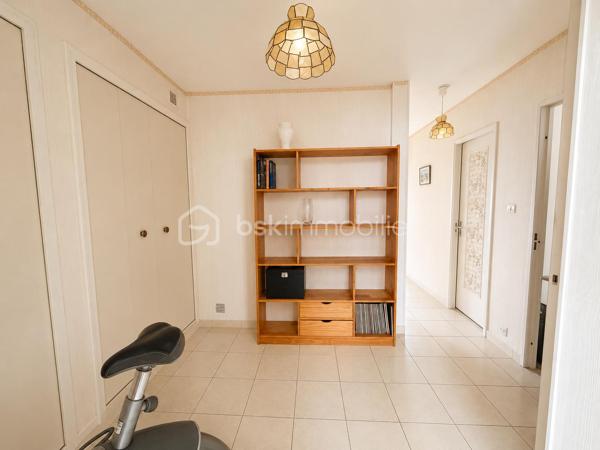 Et si votre futur appartement cochait enfin toutes les cases ?

Au 8ᵉ et dernier étage d’une résidence avec ascenseur à La Roche-sur-Yon, découvrez ce spacieux appartement traversant de 90 m² où lumière, volumes et fonctionnalité se rencontrent parfaitement.

Dès l’entrée, une véritable sensation d’espace s’installe. Le séjour baigné de lumière profite d’une exposition Ouest idéale et s’ouvre sur un agréable balcon avec vue dégagée, sans vis-à-vis direct. Un espace parfait pour profiter du calme en fin de journée, prendre un café au soleil ou simplement respirer au-dessus de la ville.

La cuisine indépendante aménagée offre un volume confortable pour les repas du quotidien et conserve un vrai potentiel de modernisation selon vos envies.

Côté nuit, l’appartement propose trois belles chambres, un espace bureau/dressing avec rangements, une salle d’eau fonctionnelle ainsi qu’un WC indépendant.

L’ensemble a toujours été particulièrement bien entretenu et dégage une atmosphère saine et chaleureuse. Quelques travaux de mise au goût du jour permettront facilement de révéler tout le potentiel du bien et d’en faire un appartement moderne et personnalisé.

Les atouts qui font la différence :
• Dernier étage
• Appartement traversant et lumineux
• Balcon exposé Ouest avec vue dégagée
• Très beaux volumes
• Nombreux rangements
• Cave privative
• Place de parking privative
• Commerces, écoles et transports accessibles à pied

Ascenseur jusqu’au 7ᵉ étage puis accès par un étage d’escalier.

Un appartement rare sur le secteur pour les acquéreurs recherchant de l’espace, de la lumière et un vrai potentiel d’évolution.

Copropriété de 228 lots – aucune procédure en cours.
Charges : environ 143 € / mois.
DPE : D – GES : D.
