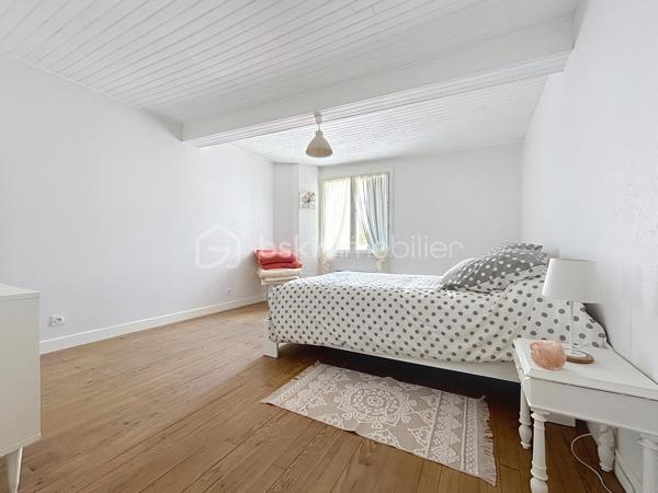 Maison de village de 85m² située dans le charmant village d'Estramiac à seulement 10 minutes de Saint Clar (32) au calme avec une vue imprenable sur les Pyrénées. Entièrement rénovée, vous n'aurez qu'à poser vos valises.

Elle se compose au rez-de-chaussée, d'un espace de vie lumineux donnant sur une terrasse plein sud, d'une cuisine séparée et équipée ainsi qu'un wc.

A l'étage, deux chambres spacieuses de 17m² dont une plein sud avec vue sur les montages et une grande salle d'eau avec wc.

Un garage attenant vient compléter ce bien ainsi qu'une pièce supplémentaire rénovée avec goût de 27m² pouvant être aménagée selon vos besoins (atelier, chambre d'amis, espace de jeu, local professionnel...)