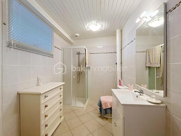 Maison de village de 85m² située dans le charmant village d'Estramiac à seulement 10 minutes de Saint Clar (32) au calme avec une vue imprenable sur les Pyrénées. Entièrement rénovée, vous n'aurez qu'à poser vos valises.

Elle se compose au rez-de-chaussée, d'un espace de vie lumineux donnant sur une terrasse plein sud, d'une cuisine séparée et équipée ainsi qu'un wc.

A l'étage, deux chambres spacieuses de 17m² dont une plein sud avec vue sur les montages et une grande salle d'eau avec wc.

Un garage attenant vient compléter ce bien ainsi qu'une pièce supplémentaire rénovée avec goût de 27m² pouvant être aménagée selon vos besoins (atelier, chambre d'amis, espace de jeu, local professionnel...)