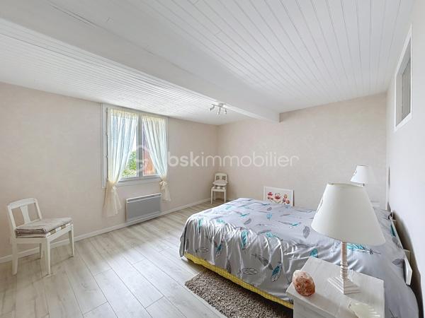 Maison de village de 85m² située dans le charmant village d'Estramiac à seulement 10 minutes de Saint Clar (32) au calme avec une vue imprenable sur les Pyrénées. Entièrement rénovée, vous n'aurez qu'à poser vos valises.

Elle se compose au rez-de-chaussée, d'un espace de vie lumineux donnant sur une terrasse plein sud, d'une cuisine séparée et équipée ainsi qu'un wc.

A l'étage, deux chambres spacieuses de 17m² dont une plein sud avec vue sur les montages et une grande salle d'eau avec wc.

Un garage attenant vient compléter ce bien ainsi qu'une pièce supplémentaire rénovée avec goût de 27m² pouvant être aménagée selon vos besoins (atelier, chambre d'amis, espace de jeu, local professionnel...)