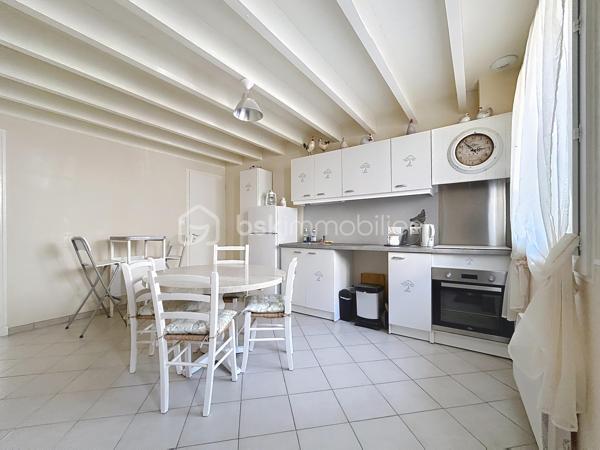 Maison de village de 85m² située dans le charmant village d'Estramiac à seulement 10 minutes de Saint Clar (32) au calme avec une vue imprenable sur les Pyrénées. Entièrement rénovée, vous n'aurez qu'à poser vos valises.

Elle se compose au rez-de-chaussée, d'un espace de vie lumineux donnant sur une terrasse plein sud, d'une cuisine séparée et équipée ainsi qu'un wc.

A l'étage, deux chambres spacieuses de 17m² dont une plein sud avec vue sur les montages et une grande salle d'eau avec wc.

Un garage attenant vient compléter ce bien ainsi qu'une pièce supplémentaire rénovée avec goût de 27m² pouvant être aménagée selon vos besoins (atelier, chambre d'amis, espace de jeu, local professionnel...)