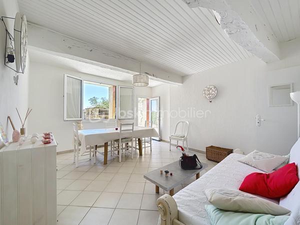 Maison de village de 85m² située dans le charmant village d'Estramiac à seulement 10 minutes de Saint Clar (32) au calme avec une vue imprenable sur les Pyrénées. Entièrement rénovée, vous n'aurez qu'à poser vos valises.

Elle se compose au rez-de-chaussée, d'un espace de vie lumineux donnant sur une terrasse plein sud, d'une cuisine séparée et équipée ainsi qu'un wc.

A l'étage, deux chambres spacieuses de 17m² dont une plein sud avec vue sur les montages et une grande salle d'eau avec wc.

Un garage attenant vient compléter ce bien ainsi qu'une pièce supplémentaire rénovée avec goût de 27m² pouvant être aménagée selon vos besoins (atelier, chambre d'amis, espace de jeu, local professionnel...)