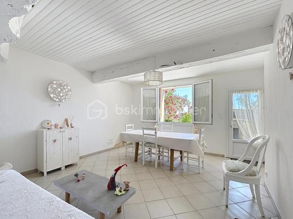 Maison de village de 85m² située dans le charmant village d'Estramiac à seulement 10 minutes de Saint Clar (32) au calme avec une vue imprenable sur les Pyrénées. Entièrement rénovée, vous n'aurez qu'à poser vos valises.

Elle se compose au rez-de-chaussée, d'un espace de vie lumineux donnant sur une terrasse plein sud, d'une cuisine séparée et équipée ainsi qu'un wc.

A l'étage, deux chambres spacieuses de 17m² dont une plein sud avec vue sur les montages et une grande salle d'eau avec wc.

Un garage attenant vient compléter ce bien ainsi qu'une pièce supplémentaire rénovée avec goût de 27m² pouvant être aménagée selon vos besoins (atelier, chambre d'amis, espace de jeu, local professionnel...)