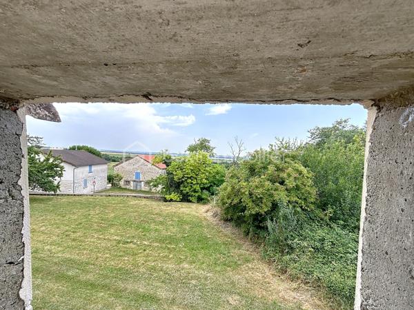 Maison de village de 85m² située dans le charmant village d'Estramiac à seulement 10 minutes de Saint Clar (32) au calme avec une vue imprenable sur les Pyrénées. Entièrement rénovée, vous n'aurez qu'à poser vos valises.

Elle se compose au rez-de-chaussée, d'un espace de vie lumineux donnant sur une terrasse plein sud, d'une cuisine séparée et équipée ainsi qu'un wc.

A l'étage, deux chambres spacieuses de 17m² dont une plein sud avec vue sur les montages et une grande salle d'eau avec wc.

Un garage attenant vient compléter ce bien ainsi qu'une pièce supplémentaire rénovée avec goût de 27m² pouvant être aménagée selon vos besoins (atelier, chambre d'amis, espace de jeu, local professionnel...)