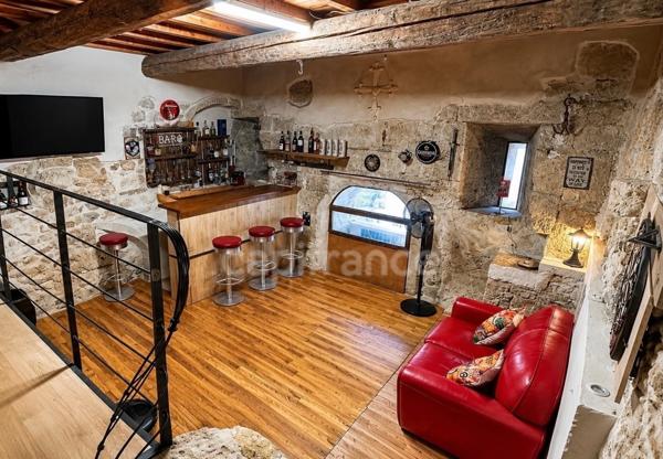 GIGEAN(34), À VENDRE MAISON DE VILLAGE RÉNOVÉE P4, SURFACE TOTALE 126 m2, TERRASSE 10 m2, GARAGE 26 m2, CENTRE VILLE