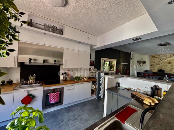 GIGEAN(34), À VENDRE MAISON DE VILLAGE RÉNOVÉE P4, SURFACE TOTALE 126 m2, TERRASSE 10 m2, GARAGE 26 m2, CENTRE VILLE