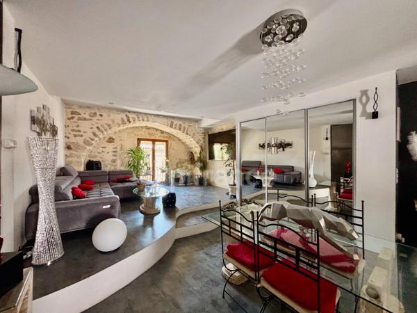 GIGEAN(34), À VENDRE MAISON DE VILLAGE RÉNOVÉE P4, SURFACE TOTALE 126 m2, TERRASSE 10 m2, GARAGE 26 m2, CENTRE VILLE