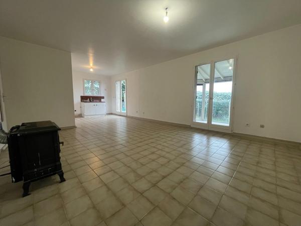 Maison de plain-pied avec garage et véranda