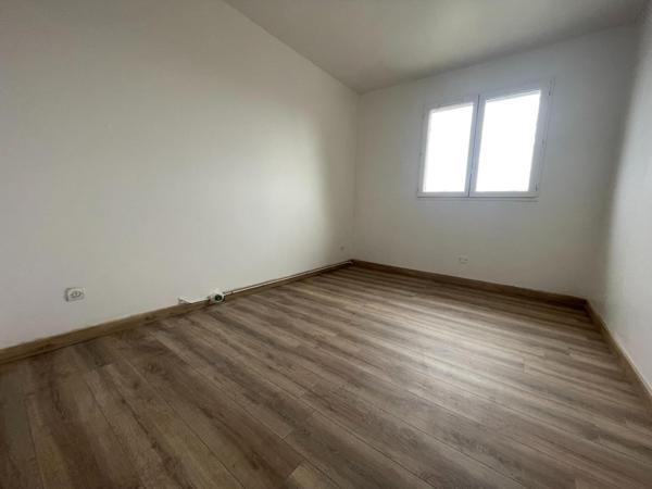 Maison de plain-pied avec garage et véranda