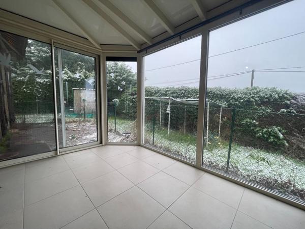 Maison de plain-pied avec garage et véranda