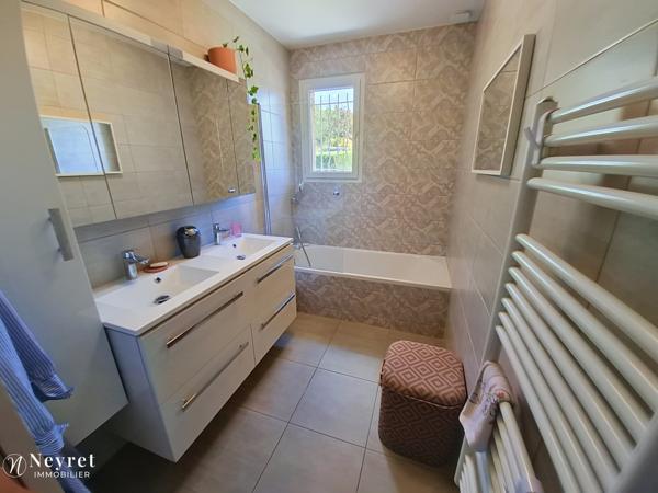Coup de cœur assuré sur ce bien d'exception de 180 m² sur 1000 m² paysagé / 5 chambres