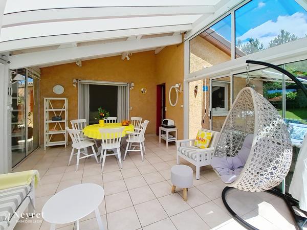 Coup de cœur assuré sur ce bien d'exception de 180 m² sur 1000 m² paysagé / 5 chambres