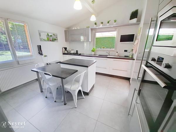 Coup de cœur assuré sur ce bien d'exception de 180 m² sur 1000 m² paysagé / 5 chambres