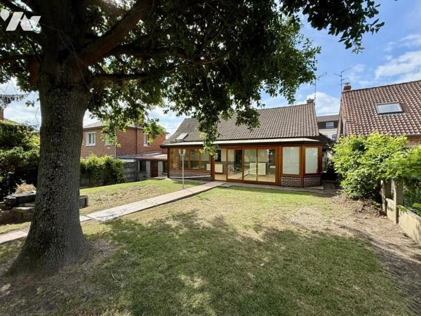 Maison en briques au coeur du village avec jardin et garage