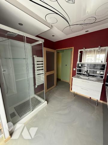 Maison en briques au coeur du village avec jardin et garage