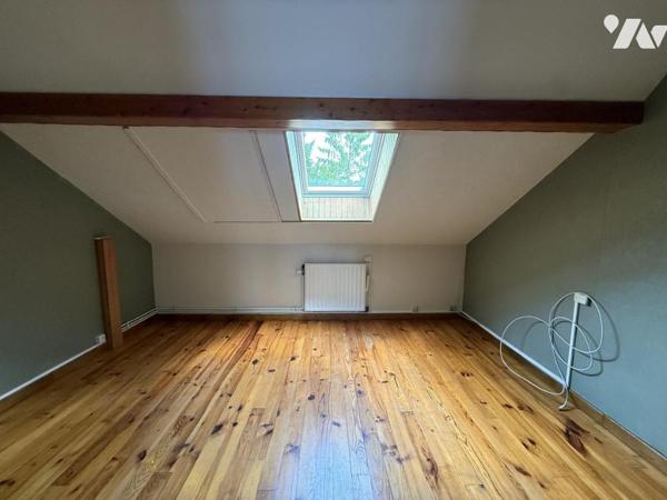 Maison en briques au coeur du village avec jardin et garage