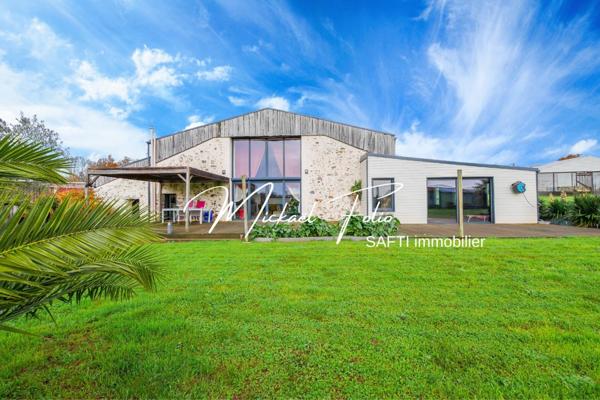 Grange rénovée de 256 m² - Piscine intérieur chauffée - 6 225 m² de terrain