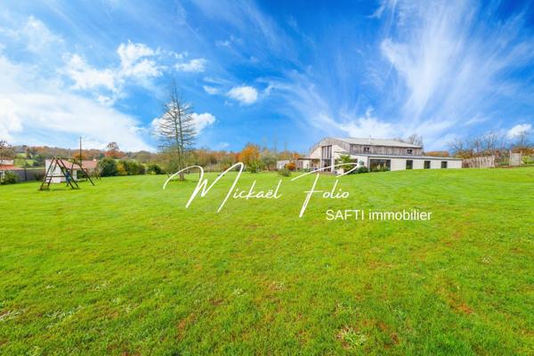 Grange rénovée de 256 m² - Piscine intérieur chauffée - 6 225 m² de terrain