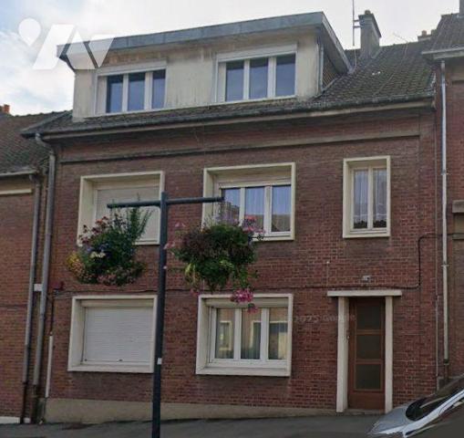 Appartement à proximité immédiate du centre-ville, comprenant une entrée avec placards, une cui...