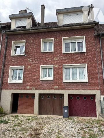 Appartement à proximité immédiate du centre-ville, comprenant une entrée avec placards, une cui...